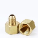 Adaptador de latón para aire acondicionado con roscas SAE hembra y macho de diferente tamaño. Hexágono para apretar con llave. Paquete de 2 8
