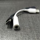 Adapter USB-C till 3,5 mm jack för anslutning av kabelhörlurar till enhet med USB-C-kontakt Kort kabel med slät yta 3