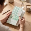 Agenda cu pătrățele 192 x 95 mm în verde și alb cu inimioare și flori albe pe copertă pentru notarea observațiilor și organizarea timpului 3