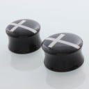 Akrylowy plug do ucha z białym krzyżykiem Czarny kształt siodła dla rozciągniętego płatka ucha Pełne wykonanie z gładką, błyszczącą powierzchnią 4
