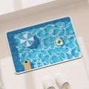 Alfombra de baño 50 x 80 cm con ilustración de piscina y sombrilla con círculo amarillo y tumbona en color turquesa antideslizante 2
