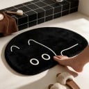 Alfombra de baño 50 x 80 cm en forma de gato enrollado con fondo antideslizante en color negro con dibujo de líneas crema 9