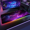 Alfombrilla de juego de un metro para todo el escritorio para ratón y teclado con borde LED, motivo nebula 1000x500x3 mm, púrpura y azul para PC 2