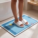 Αντιολισθητική πατάτα μπάνιου 40 x 60 εκ. με εκτύπωση πισίνας με κίτρινη πάπια και κόκκινη σκάλα σε μπλε χρώμα με λευκό περίγραμμα 5