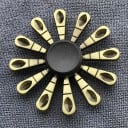 Antistress metalen fidget spinner met decoratief motief Draaiende speelgoed voor de vingers om spanning te verlichten Oudgouden uitstraling Grootte 16
