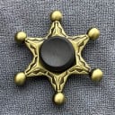 Antistress Metall Fidget Spinner mit dekorativem Motiv Drehspielzeug für die Finger zur Entspannung von Spannungen Antikgoldene Optik Größe ca. 6 6