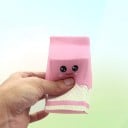 Antistress-Spielzeug zum Drücken in Form einer Milchpackung mit einem niedlichen Gesicht Squishy aus weichem PU Rosa mit weißem Muster und Herzchen 2
