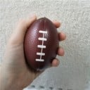 Antistressboll i form av en amerikansk fotboll För kramande för att släppa spänningar PU-material med kornig yta 9 x 5,7 cm 2