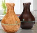 Aroma diffuser til æteriske olier i vaseform Plastisk kropp med tredekor og lysstribe Beholder 130 ml Strømforsyning USB Høyde 15 cm 5