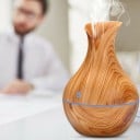 Aroma diffuser til æteriske olier i vaseform Plastisk kropp med tredekor og lysstribe Beholder 130 ml Strømforsyning USB Høyde 15 cm 6