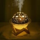 Aroma difuzér v tvare planéty s prstencom a podsvietením Na podstavci s vzhľadom dreva Nádržka 200 ml Napájanie cez USB Výkon 2 W 3