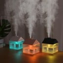 Aroma lampa a zvlhčovač vzduchu v tvare domečeka Pára vychádza z komínka Farebné podsvietenie Priesvitná nádržka 250 ml Napájanie USB 4