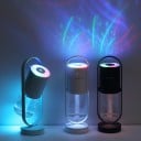Aroma lampe og luftfugter med farverig lysprojektion Vippelig krop i oval ramme Gennemsigtig tank på 200 ml Strømforsyning via USB 5