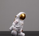 Astronaut och månstatyett 8