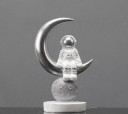 Astronaut og månestatue 2