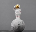 Astronaut og månestatue 3