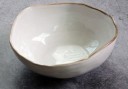 Asymmetrisch keramisch bord met onregelmatige golvende rand Lichte glanzende glazuur en bruinachtige rand Servies voor het serveren en modern 3