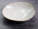 Asymmetrisch keramisch bord met onregelmatige golvende rand Lichte glanzende glazuur en bruinachtige rand Servies voor het serveren en modern 4