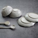 Asymmetrisch keramisch bord met onregelmatige golvende rand Lichte glanzende glazuur en bruinachtige rand Servies voor het serveren en modern 8