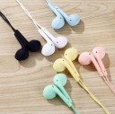 Auriculares de bajos tipo botón con conector jack de 3,5 mm Control en el cable Cable de TPE 1,2 m Frecuencia de 20 Hz a 20 kHz Impedancia 7