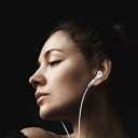 Auriculares de botón con graves, micrófono y control de volumen Jack 3,5 mm Cable de 1,2 m Rango de frecuencia de 20 Hz a 20 kHz Sensibilidad 4