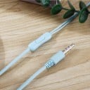 Auriculares de graves em formato de peck com conector jack de 3,5 mm Controlo no cabo Cabo em TPE 1,2 m Frequência de 20 Hz a 20 kHz 8