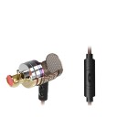 Auscultadores intra-auriculares com graves e microfone Corpo com aparência metálica e padrão estriado Faixa de frequência de 6 Hz a 31 kHz Jack de 3,5 3
