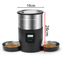 Automatisk foderdispenser til hunde og katte 4,5 l med skærm 19 x 28 cm To rustfrie skåle Strømforsyning fra stikkontakt og batterier Programmerbar dispenser 3