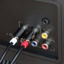 AUX yhdistämiskaapeli 3,5 mm:n jack jakautuu kahteen liittimeen Puhelimen liittämiseksi kaiuttimiin Musta kaapeli metallikuorilla liittimissä 7
