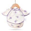 Babete infantil com ombreiras 30 x 25 cm com bolso para apanhar restos Fundo creme com mirtilos roxos e folhas Contorno roxo 2