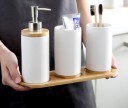 Badeværelsessæt i keramik og træ 4 stk Sæbe dispenser med pumpe To kopper til tandbørster og en fælles base 6