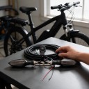 Bageste LED blinklys til elcykler 48 V og 60 V 2 stk på beslag 32 mm Dynamisk blink Kabel med kontakt Røgfarvet dæk Vandtæt IPX5 3