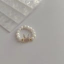Bague en perles élastique avec motif de lapin, variante noire ou blanche, détails dorés délicats, accessoire fin et ludique 4
