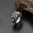 Bague masculine avec croix et lys héraldiques Bague massive de style gothique Combinaison de teintes argentées et dorées Métal patiné 3