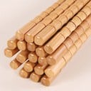 Bambusové jedálne paličky na ázijské jedlá a ryžu Vroubky pripomínajúce bambusové kolienka Teplý hnedý odtieň Dĺžka 24 cm Balenie 1 pár 1