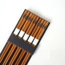 Bambusowe pałeczki do jedzenia z motywem ryby do potraw azjatyckich Zestaw 5 par Brązowy odcień z białym paskiem Żłobkowane końcówki Długość 22,5 cm 2