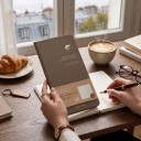 Barna napló croissanttal a borítón 187 x 94 mm heti elrendezéssel 53 hétre, négyzetrácsos jegyzetelési lehetőséggel 5