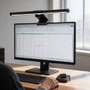 Barra LED iluminadora para monitor 44 cm com a inscrição Happy every day Controlo rotativo com memória 5 temperaturas de cor Dimerização Suporte 3
