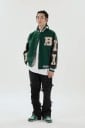Baseballjacke für Frauen und Männer mit Aufnähern in Form des Buchstabens B und Knochen. Lockere Passform und glänzende Ärmel. Gestreifter 5