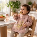 Bavaglino impermeabile per bambini con maniche lunghe e stampa di panda rosa antico, grembiule per bambini con tasca e bottone sul collo 3