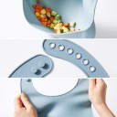 Bavaglino per bambini con ampia tasca per raccogliere cibo e briciole Chiusura regolabile per più misure Design liscio e flessibile 4