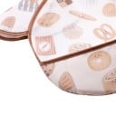 Baveta pentru bebeluși și copii mici 30 x 25 cm Mâneci peste umeri Model de patiserie pe fundal crem Margine de cacao și buzunar pentru resturi de mâncare 3