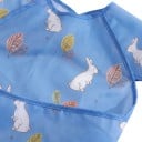 Baveta pentru copii cu mâneci 30 x 25 cm Albastră cu iepurași albi și frunze colorate Acoperire pe umeri Pungă pentru firimituri și margine rotunjită 4