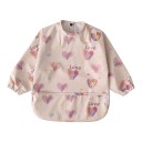 Bavoir imperméable pour enfants avec manches longues et imprimé de cœurs, bavoir beige pour tout-petits avec poche et bouton-pression au cou 1