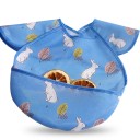 Bavoir pour enfants avec manches 30 x 25 cm Bleu avec des lapins blancs et des feuilles colorées Protection sur les épaules Poche pour miettes et bord inférieur arrondi 6