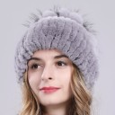 Berretto invernale da donna con pelliccia Superficie pelosa a coste Decorazione con pompon sulla sommità Circonferenza della testa 52 a 60 cm Per 17