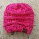 Berretto invernale da donna lavorato a maglia con apertura per coda di cavallo o chignon per capelli lunghi Motivo plastico con strisce orizzontali 20