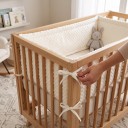 Beskytter til babyseng 240 cm Blød fyldning og relieflade Snore til fastgørelse til tremmer Dækning af sider og front rundt om hele omkredsen 7