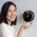 Bezdotykový automatický dávkovač mýdla 300 ml o rozmeroch 130 x 130 x 62 mm so senzorom a digitálnym displejom v guľatom prevedení 7