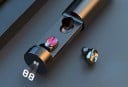 Bezdrátová sluchátka do uší s mikrofonem Bluetooth 5.0 Válcové nabíjecí pouzdro s displejem Ovládání hlasitosti a hovorů Dosah 10 m 2